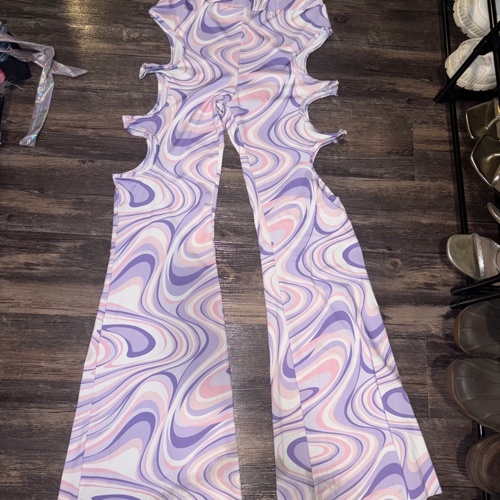 Womenโs Lavender Swirl Cut-Out Top and Pants LARGE